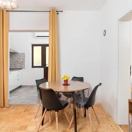 Lucija 斯塔利格拉德-帕克利尼卡